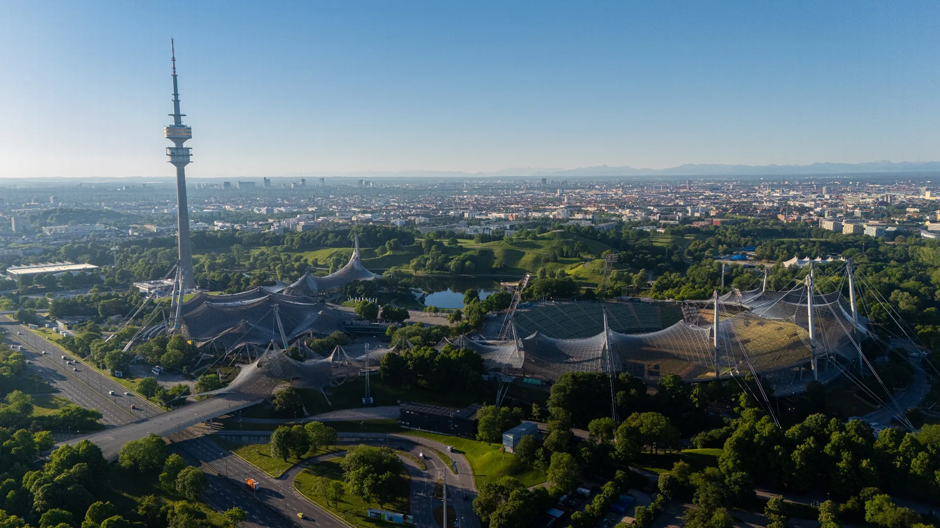 Olympiaturm München mit Alpen