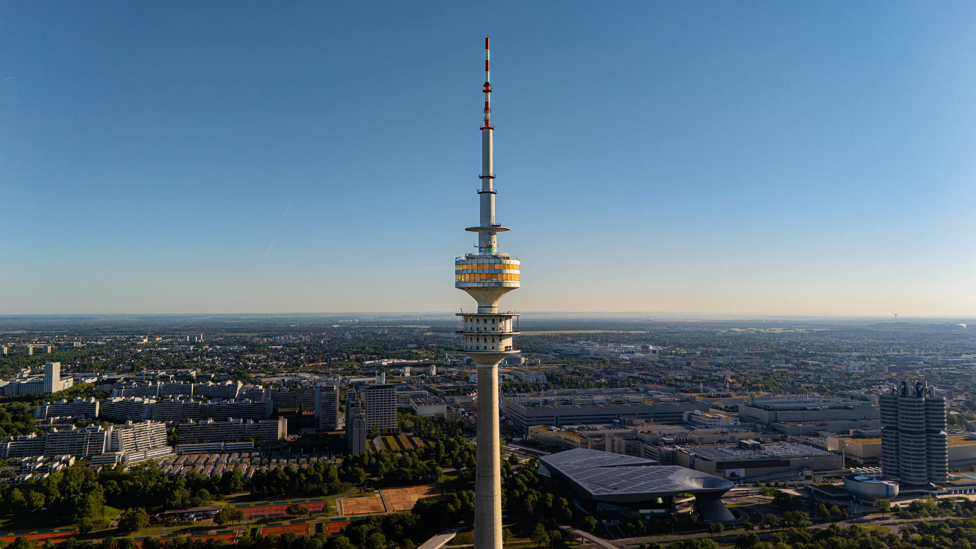 Olympiaturm München aus der Luft