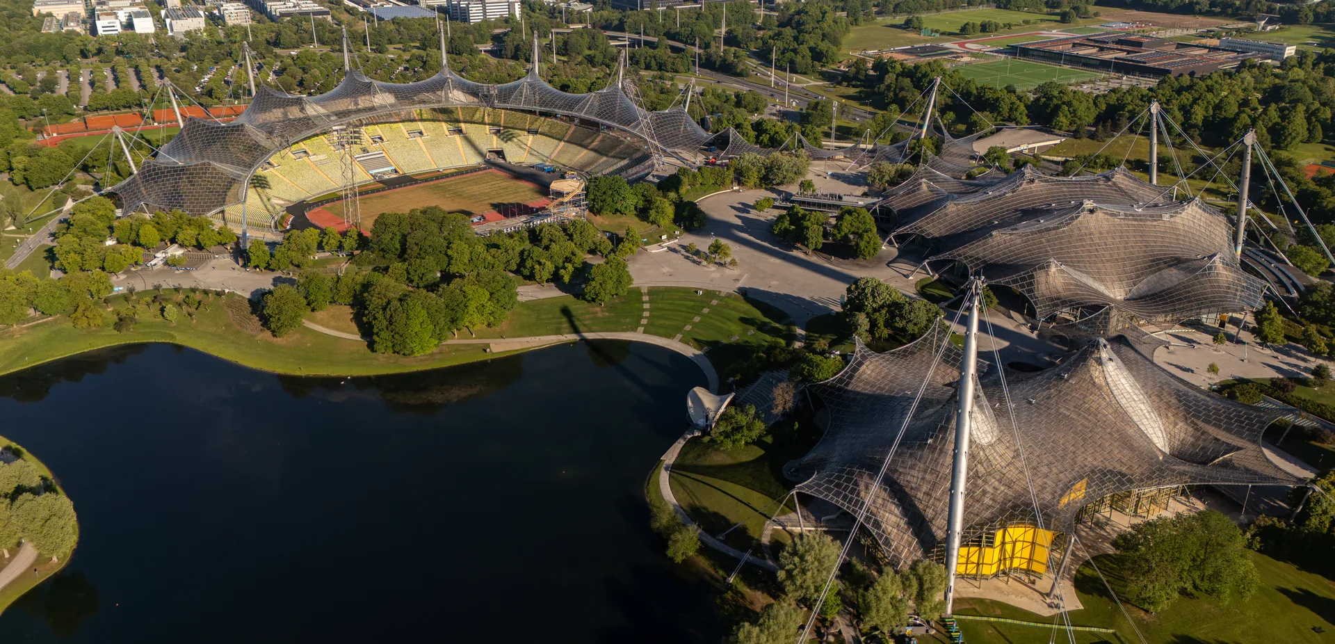 Olympiastadion München und Zeltdach aus der Luft